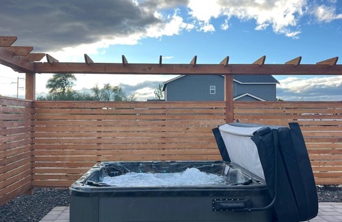 Ellensburg Casa | Settle In: Modern 4BR with Hot Tub