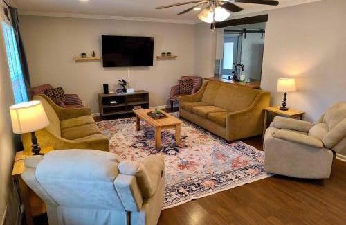 Irmo Casa | Settle Inn- 10mi to Columbia, Mins to Lake Murray
