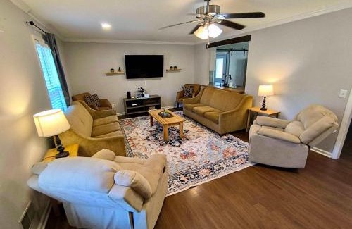 Irmo Casa | Settle Inn- 10mi to Columbia, Mins to Lake Murray