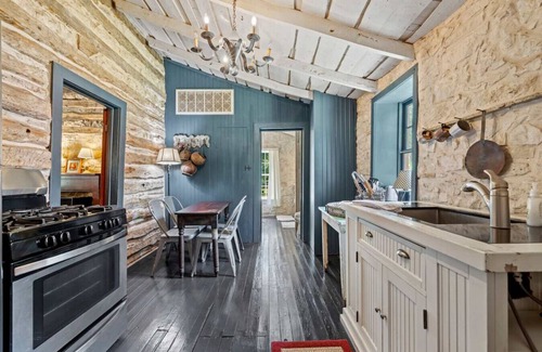 Fredericksburg Cabina | Settler's Crossing Sanctuary! Sleeps 35 | Weddings