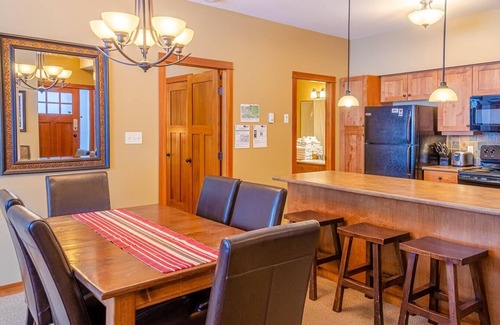 Sun Peaks Condominio | Settlers Crossing #61 by Bear Country