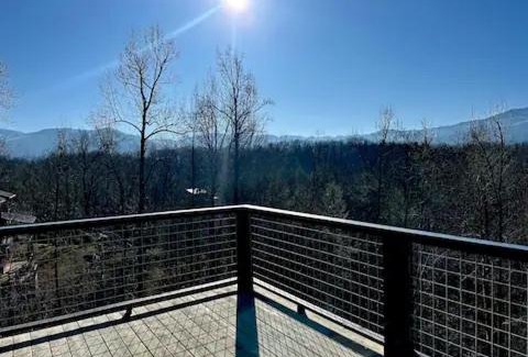 Gatlinburg - Pigeon Forge Casa | Seven Bears in the Woods -Modern-Luxury-Cabin-Hot Tub-Game Room