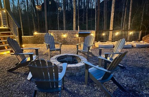 Gatlinburg - Pigeon Forge Casa | Seven Bears in the Woods -Modern-Luxury-Cabin-Hot Tub-Game Room