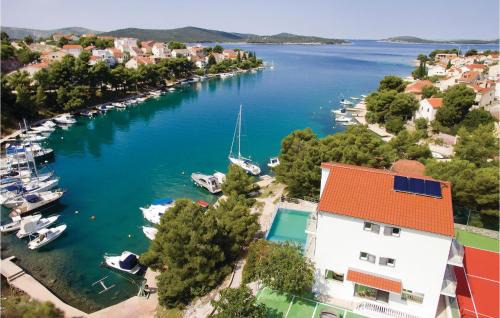 Zaboric Casa | Seven-Bedroom Holiday Home In Zaboric