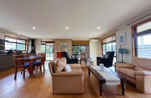 Seven Mile Beach Casa | Seven Mile Beach House - 5 minutes to the Airport