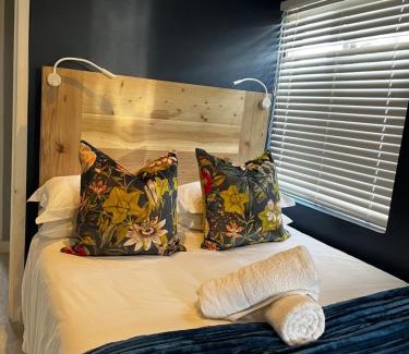 Hermanus Casa | Seven on Flora- Hot Tub, Modern with amazing outside area