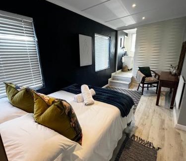 Hermanus Casa | Seven on Flora- Hot Tub, Modern with amazing outside area