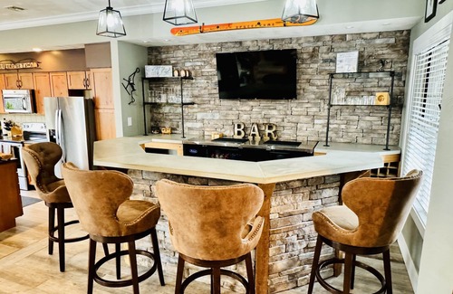 Rockwood Casa | Seven Springs 3BR Condo w/Loft in Woodridge - Fully Updated w/Private Hot Tub