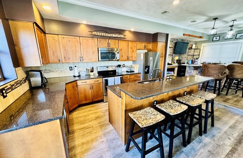 Rockwood Casa | Seven Springs 3BR Condo w/Loft in Woodridge - Fully Updated w/Private Hot Tub