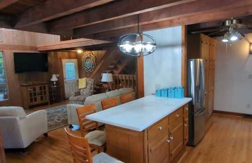 Andersonville Chalet De Esquí | Seven Springs, a cozy getaway sitting on 500 acres