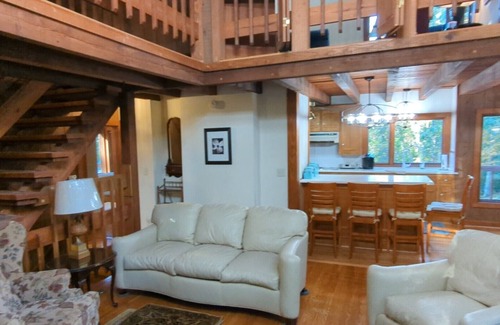 Andersonville Chalet De Esquí | Seven Springs, a cozy getaway sitting on 500 acres