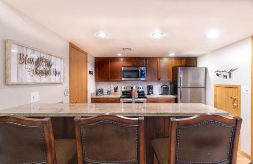 Seven Springs Apartamento | Seven Springs Meadowridge 2 Bedroom Standard Condo with Deck and Mountain Views! condo