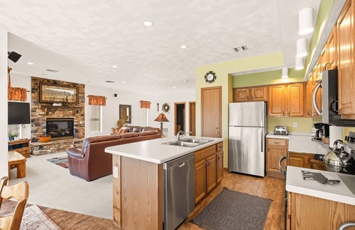 Seven Springs Condominio | Seven Springs Woodridge 4 Bedroom Premium Condo, Mountain Views! by RedAwning