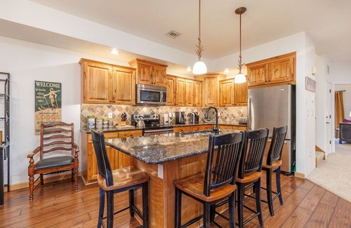 Seven Springs Condominio | Seven Springs Woodridge 4 Bedroom Premium Condo, Deck with Mountain Views by RedAwning