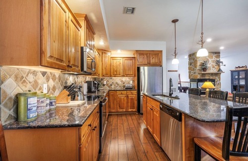 Seven Springs Condominio | Seven Springs Woodridge 4 Bedroom Premium Condo, Deck with Mountain Views by RedAwning