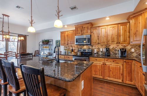 Seven Springs Condominio | Seven Springs Woodridge 4 Bedroom Premium Condo, Deck with Mountain Views by RedAwning