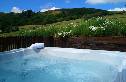 Llandrindod Wells Casa | Seven Stars- hot tub with views