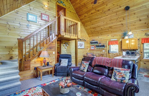 Sevierville Cabina | Sevierville Cabin: Private Deck, Community Pool!