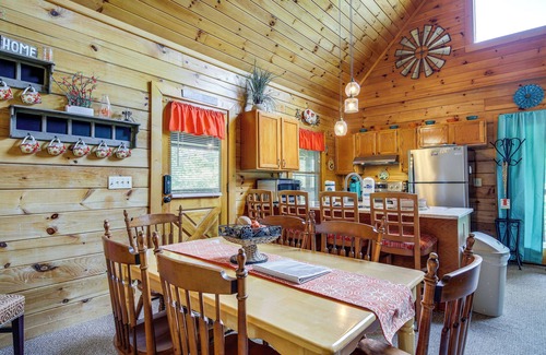 Sevierville Cabina | Sevierville Cabin: Private Deck, Community Pool!