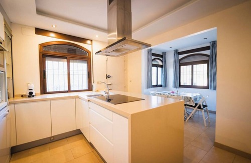Montequinto Chalet De Esquí | Precioso chalet de lujo en Sevilla, pista de padel ideal para familias y amigos.