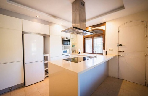 Montequinto Chalet De Esquí | Precioso chalet de lujo en Sevilla, pista de padel ideal para familias y amigos.