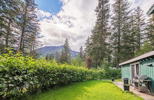 Seward Apartamento | Seward Studio with Deck, Outdoor Dining and Mtn Views!