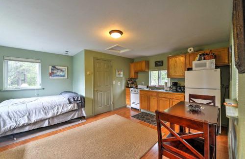 Seward Apartamento | Seward Studio with Deck, Outdoor Dining and Mtn Views!