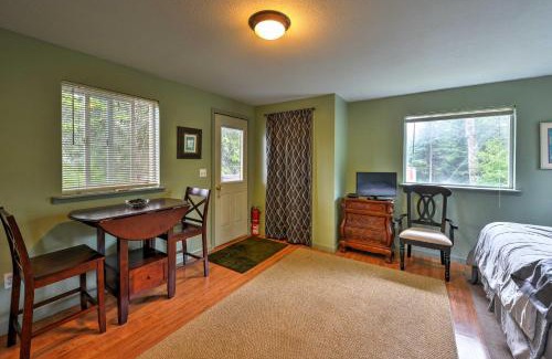 Seward Apartamento | Seward Studio with Deck, Outdoor Dining and Mtn Views!
