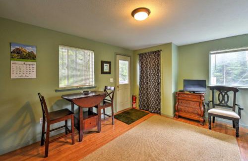 Seward Apartamento | Seward Studio with Deck, Outdoor Dining and Mtn Views!