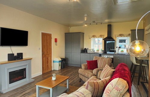 Golden Grove Casa | SEWIN COTTAGE, pet friendly, character holiday cottage in Llandeilo