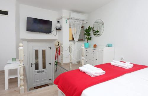 Bakar Apartamento | Sha La La - Charming, unique studio in a historic building next to a castle, WIFI, smart TV, washer-dryer
