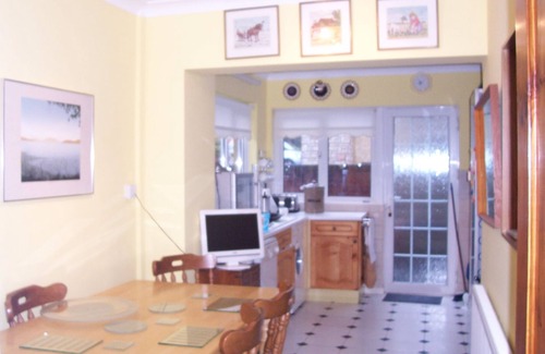 Baglan Cama Y Desayuno | Sha's Shared house - Room 2 - SLEEPS 2, twin bedroom + shared shower room
