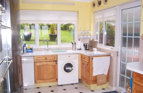 Baglan Cama Y Desayuno | Sha's Shared house - Room 2 - SLEEPS 2, twin bedroom + shared shower room