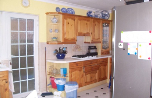 Baglan Cama Y Desayuno | Sha's Shared house - Room 2 - SLEEPS 2, twin bedroom + shared shower room