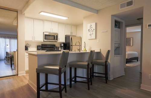 Ivey Ranch - Rancho Del Oro Apartamento | Shabby Chic Oceanside 2 Bedroom with+POOL+24/7GYM+King&2Queen beds