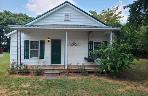 Adairsville Cabaña | Shade Tree Cottage is a perfect cozy cottage to make you feel right at home.