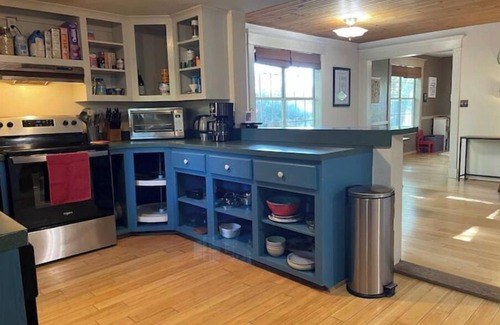 Henryetta Casa | Shaded historic home, family and pet friendly