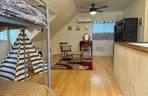 Henryetta Casa | Shaded historic home, family and pet friendly