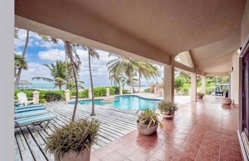 San Pedro Casa | Shades of Blue - Private Beach Paradise