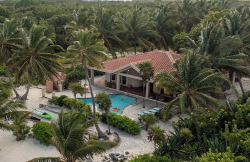 San Pedro Casa | Shades of Blue - Private Beach Paradise
