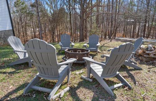 Winchester Casa | Shady Cove Retreat With Peaceful Views Firepit with Marina and Lake Access Nearby