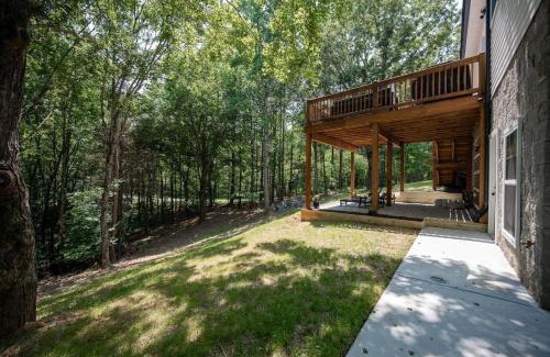 Winchester Casa | Shady Cove Retreat With Peaceful Views Firepit with Marina and Lake Access Nearby