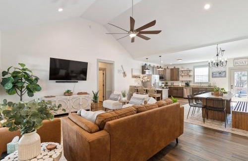 Winchester Casa | Shady Cove Retreat With Peaceful Views Firepit with Marina and Lake Access Nearby