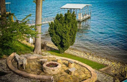 Lake Ozark Casa | Shady Gator Cove-3bed2bathhottubfirepitdock