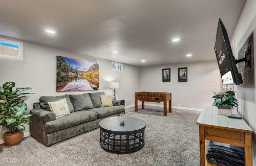 Colorado Springs Casa | Shady Grove Family Home w Foosball Walk to OCC