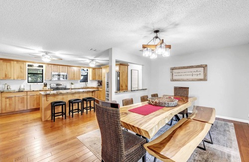 Kingsland Casa | Shady Grove: Lakefront house, huge yard, & kayaks