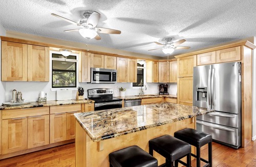 Kingsland Casa | Shady Grove: Lakefront house, huge yard, & kayaks