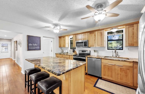Kingsland Casa | Shady Grove: Lakefront house, huge yard, & kayaks