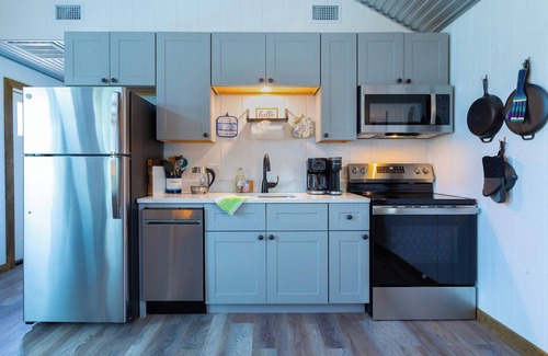 Johnson City Cabina | Shady Grove – Tranquil Hill Country Cabin for 8 Near Pedernales Falls