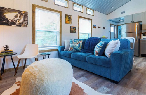 Johnson City Cabina | Shady Grove – Tranquil Hill Country Cabin for 8 Near Pedernales Falls